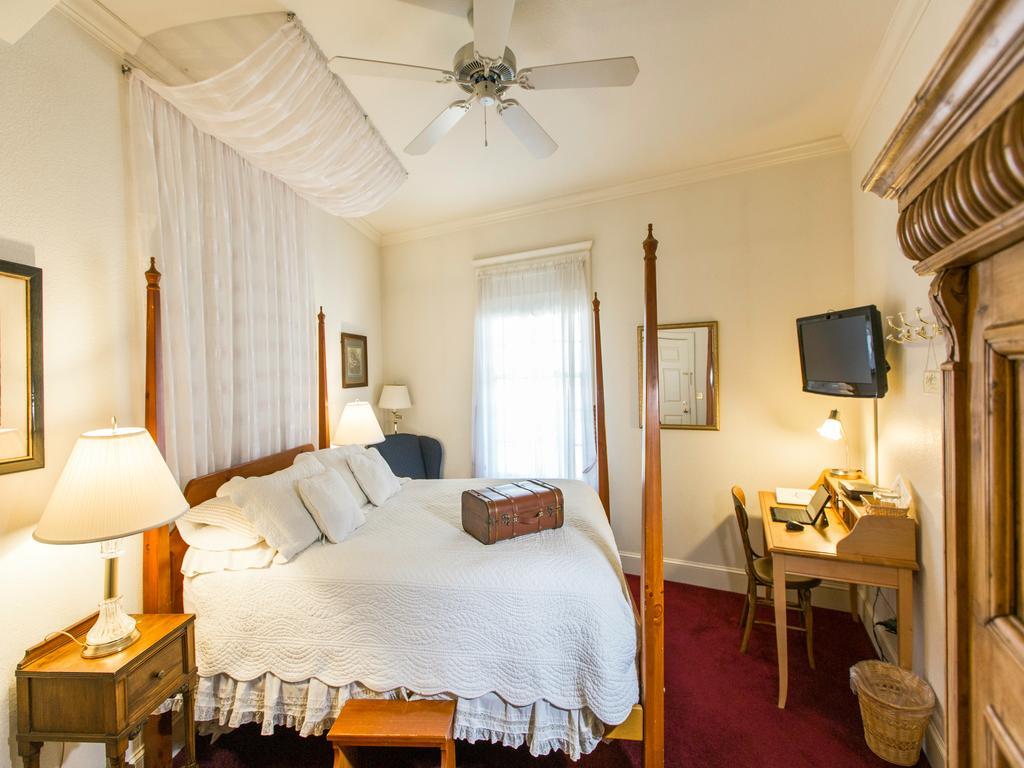 The Currier Inn Greeley Exteriör bild